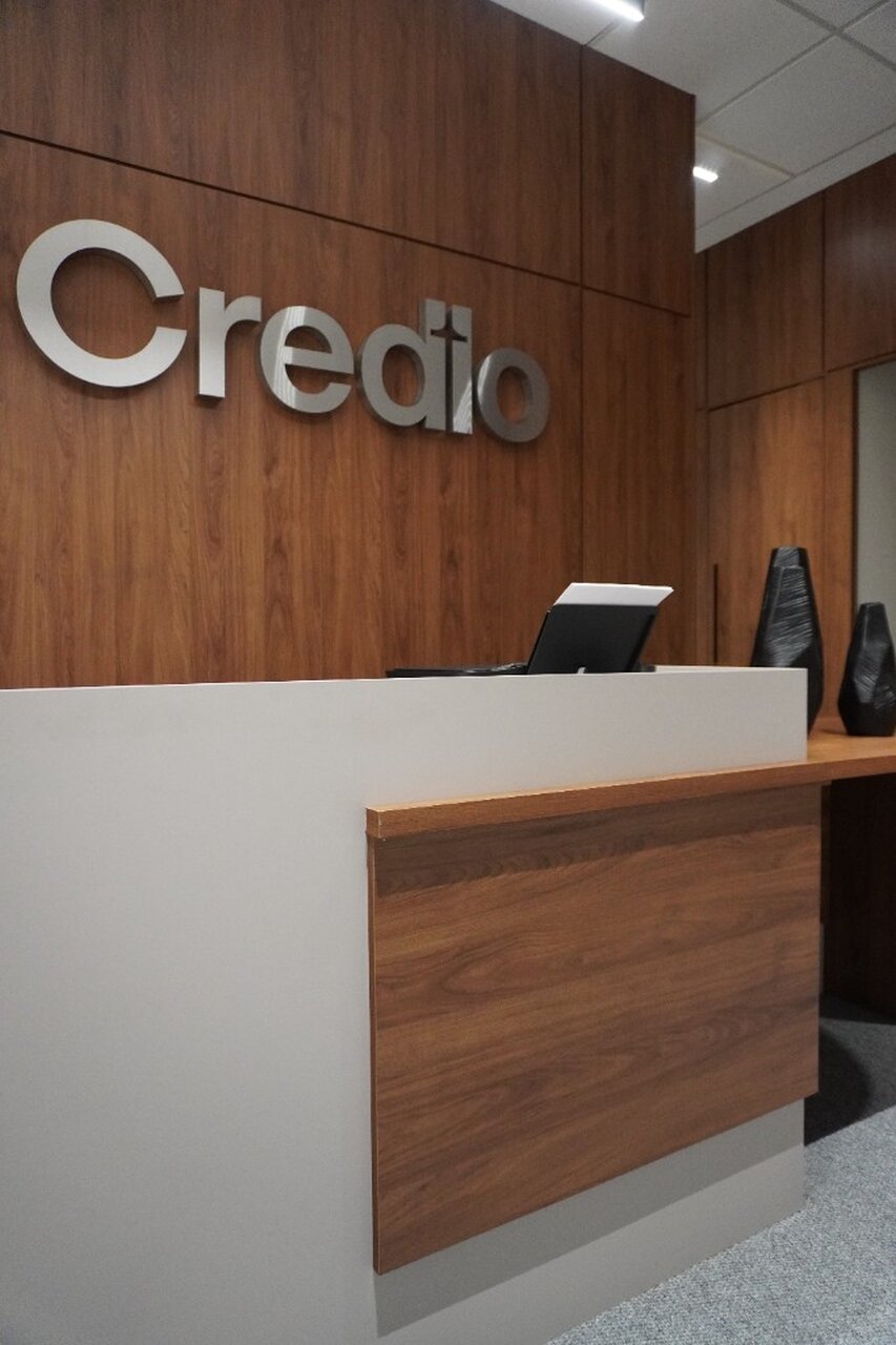 Recepção do escritório Credio com logo em aço escovado