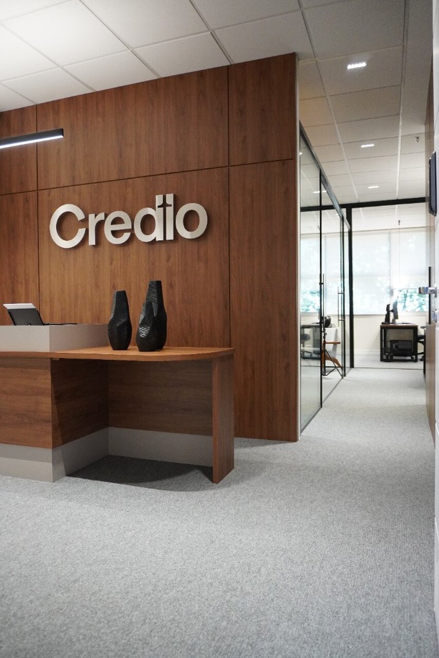 Recepção e corredor de salas com vidro do escritório Credio